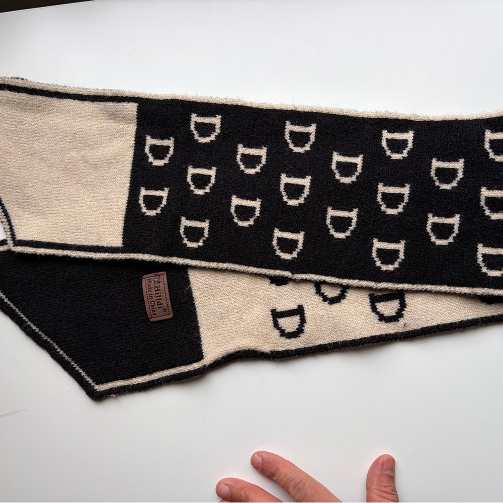 Black and Cream Scarf with D Pattern - Picture 4 of 8